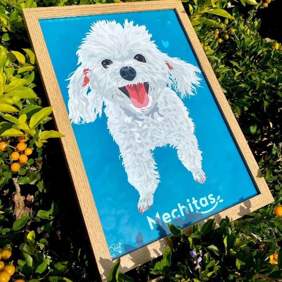 Portarretrato de madera con la ilustración de una poodle blanca llamada Mechitas